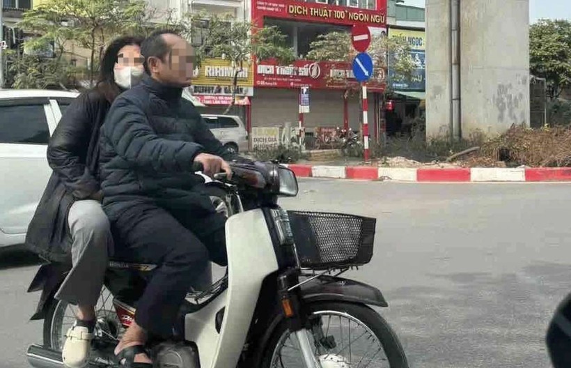 Phó công an phường ở Hà Nội bị xử phạt vì lái xe máy không đội mũ bảo hiểm